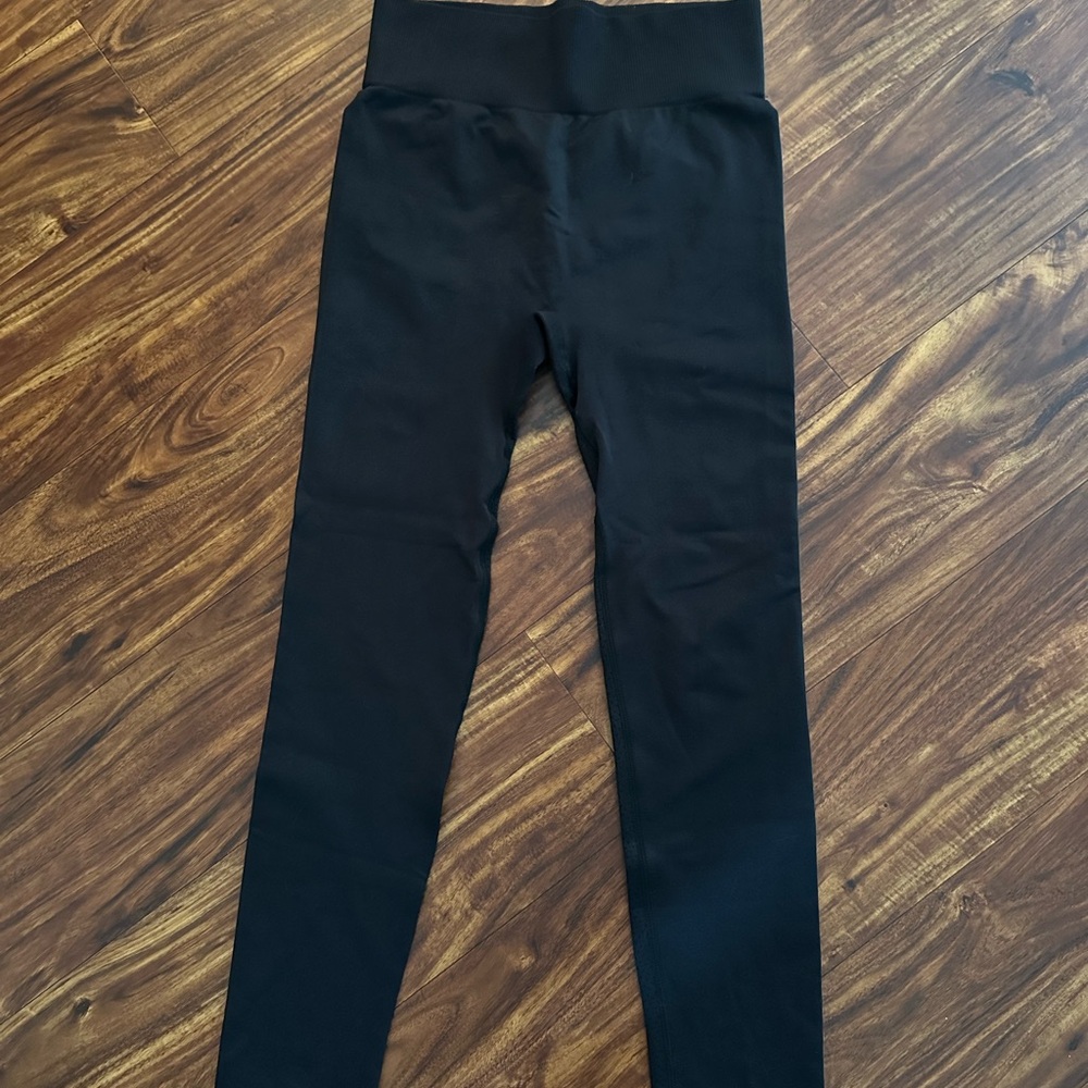 black athletic leggings